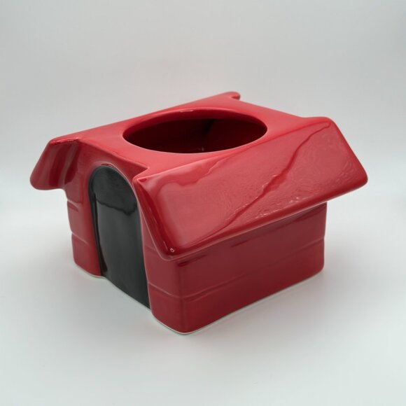 Snoopy Red Doghouse-shaped cookie jar by Rae Dunn | Cookie jar | Ceramic jar - Picture 7 of 14